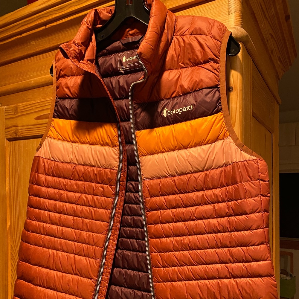 Cotopaxi vest in earth tones, sz L - LIKE NEW